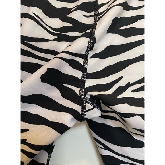 🔴 NWOT DKNY Sport High Waist Shorts in black and white zebra print! XS - Picture 10 of 12